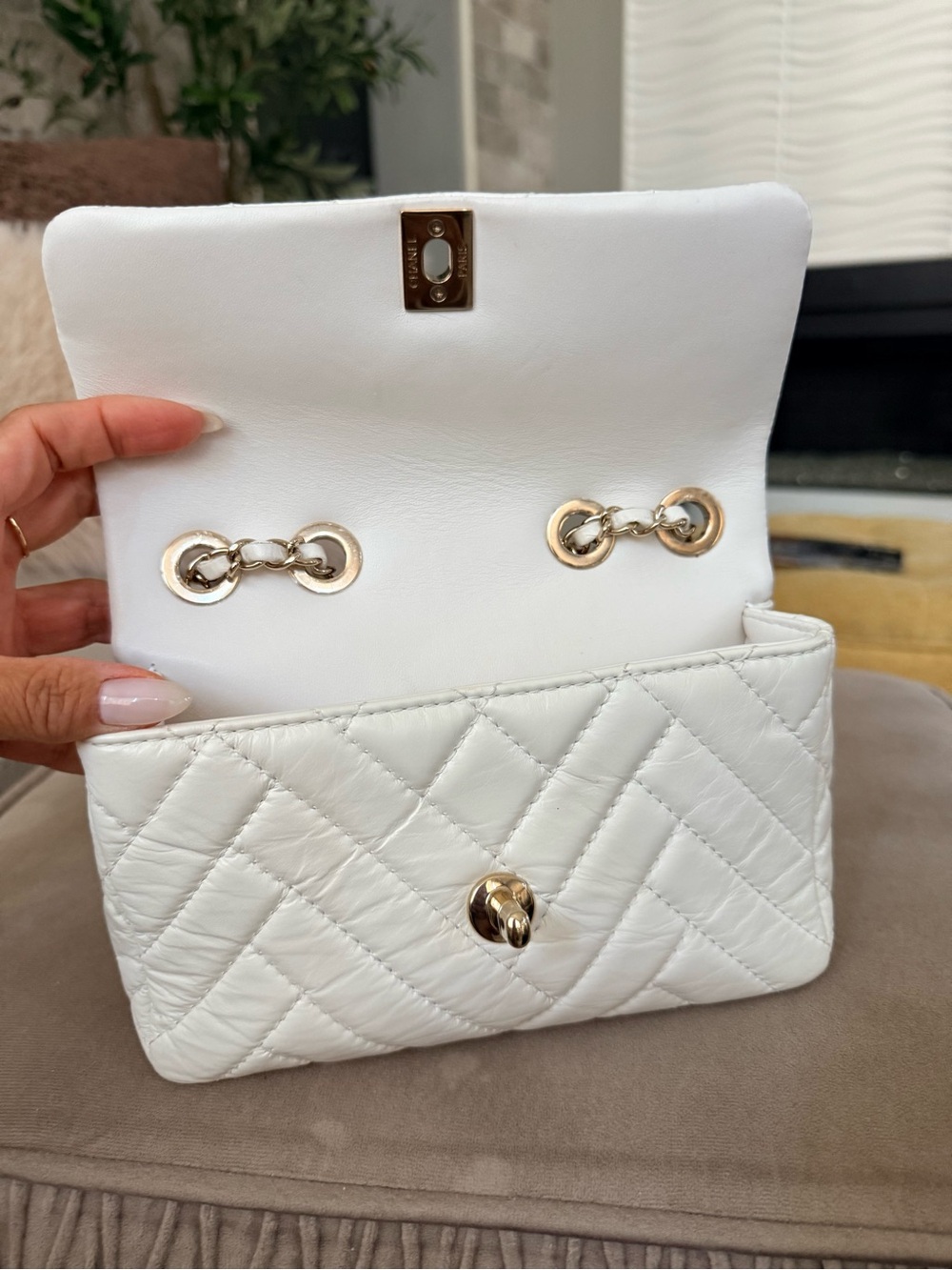 CHANEL Cream Quilted Chevron Leather Crossbody Bag with Gold Chain Small - Picture 6 of 10